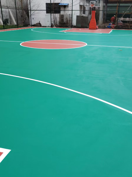 巨鹿 球场长期使用易出现地面开裂